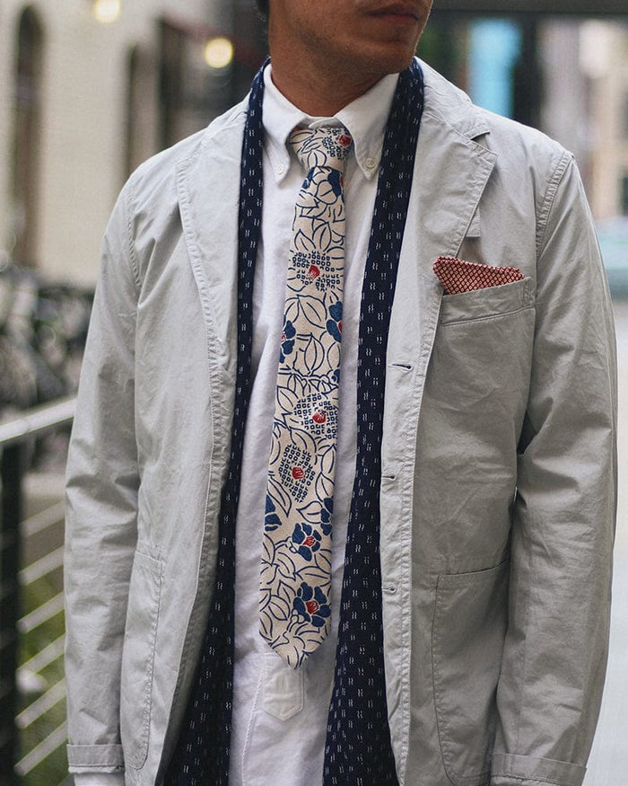 Cream tsubaki pattern tie by Kiriko Made