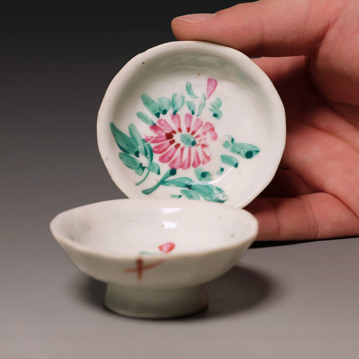 Qing Dynasty, Pair of Famille Rose Floral Tea Cup Stands (Saucer) - c. 1800s to 1900s - Imperial China